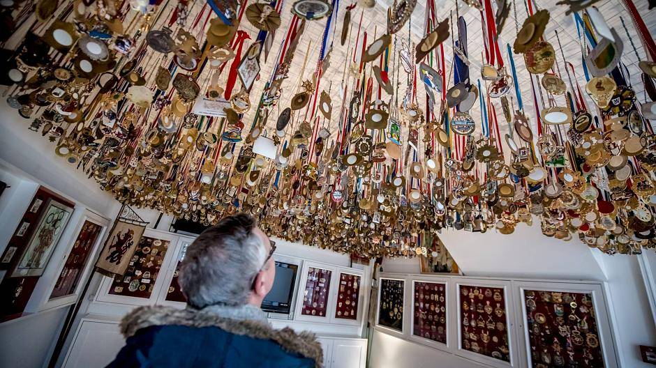 Ordensammlung an der Decke im Haus des Karnevals