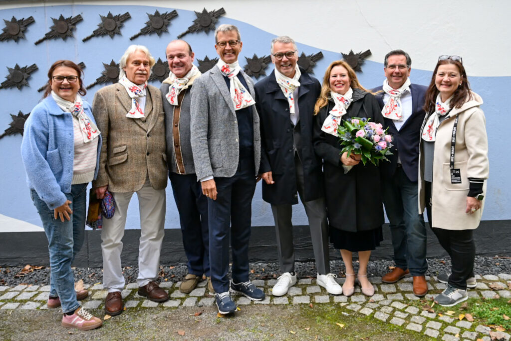 Gruppenbild des Vorstands mit zwei Sponsoren und dem Prinzenpaar Uwe l. und Melanie bei der Pritschen-Einweihung